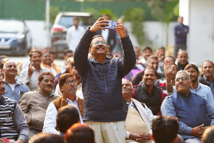 अरविंद केजरीवाल ऑटो ड्राइवर के साथ सेल्फी लेते भी देखें गए.