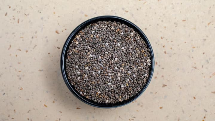 Chia Seeds Health Benefits: বিভিন্ন ধরনের ফলের রসের মধ্যেও চিয়া সিড মিশিয়ে খেতে পারেন আপনি। এই পানীয় দীর্ঘক্ষণ আপনার পেট ভরিয়ে রাখবে।