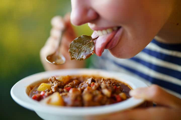 या पाण्यात तमालपत्र टाकून चहा बनवा. यानंतर हा चहा सेवन करा.