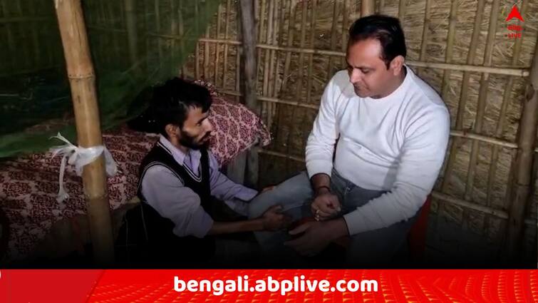Malda News Physically disabled man determinate from PMAY scheme due to not giving cut money to TMC Malda News: শারীরিকভাবে প্রতিবন্ধী, কাটমানি দিতে না পারায় 'আবাস' থেকে নাম বাদ ! TMC নেতার পা ধরে কাঁদলেন মালদার বাসিন্দা