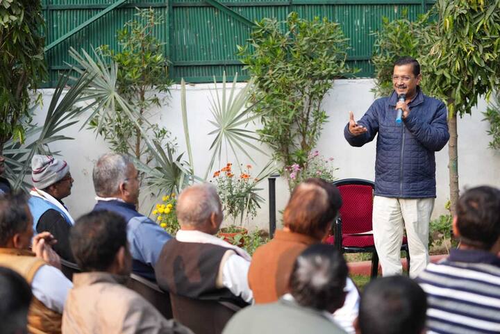ऑटो चालक उमेश कुमार ने कहा, आज अरविंद केजरीवाल ने अपने आवास पर दिल्ली के ऑटो चालकों को जो मान-सम्मान दिया है, वह आजाद हिंदुस्तान के राजनीतिक इतिहास में कभी किसी मुख्यमंत्री या बड़े नेता ने नहीं दिया. मैं दिल से अरविंद केजरीवाल का धन्यवाद करता हूं कि उन्होंने हम जैसे ऑटो चालकों को इतना मान-सम्मान दिया.