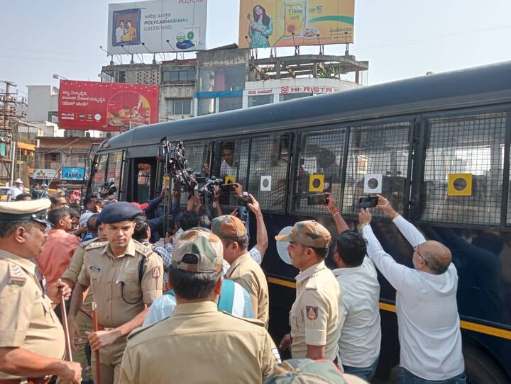 यावेळी पोलिसांनी दडपशाही करून महामेळावा होणार असलेल्या ठिकाणी गनिमी काव्याने दाखल होत असलेल्या महाराष्ट्र एकीकरण समितीच्या नेते मंडळीना आणि  कार्यकर्त्यांना ताब्यात घेतले.