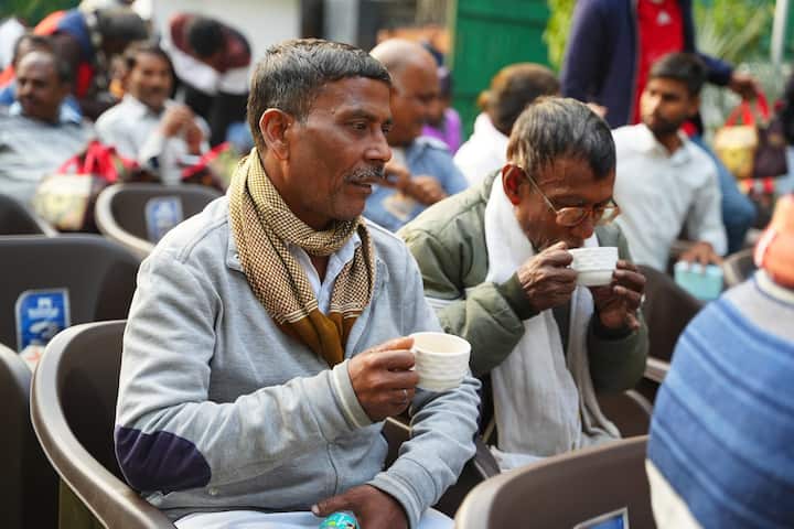 ऑटो चालक ने आगे कहा कि अरविंद केजरीवाल की तारीफ करने के लिए शब्द कम पड़ रहे हैं. मैं भगवान से दुआ करता हूं कि अरविंद केजरीवाल हमेशा खुश, स्वस्थ और मस्त रहें.उन्होंने कहा, टजब आम आदमी पार्टी की सरकार दिल्ली में नहीं थी, तो हमें बुराड़ी अथॉरिटी में लूटा जाता था और परेशान किया जाता था.