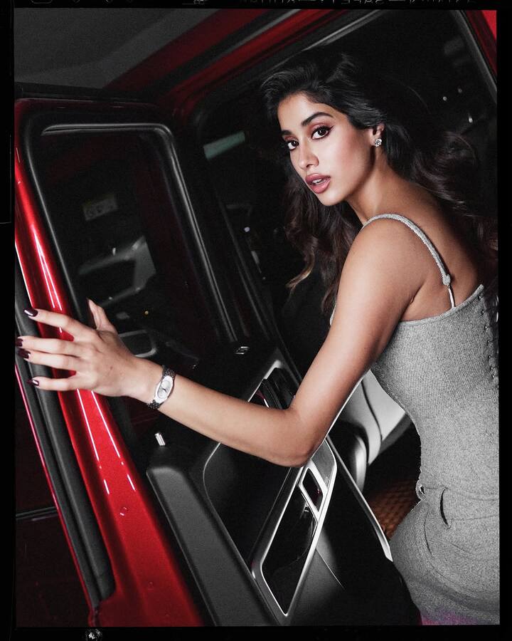 கல்லூரி படிப்பை முடித்த கையோடு அம்மாவை போலவே நடிப்பில் ஆர்வம் காட்ட துவங்கினார்.