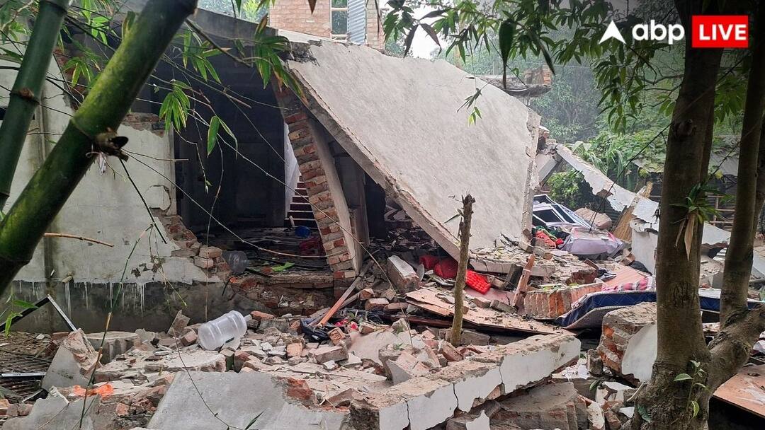 Big Explosion In Murshidabad 3 died while making Country made Bomb entire house collapsed ANN बंगाल: मुर्शिदाबाद में अवैध बम बना रहे तीन लोगों की मौत, धमाके में उड़ गए छत के परखच्चे