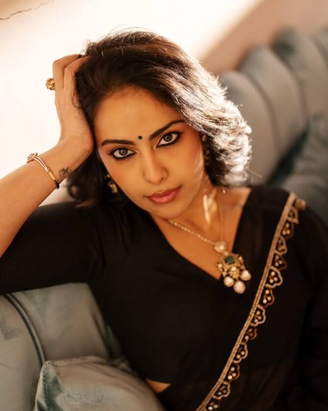 ટીવી ઈન્ડસ્ટ્રીની નાની 'આનંદી' એટલે કે અવિકા ગૌરે આજના સમયમાં ટોપ અભિનેત્રીઓની યાદીમાં પોતાનું નામ બનાવ્યું છે. અભિનેત્રી અત્યાર સુધી ઘણી સાઉથ અને હિન્દી ફિલ્મોમાં પણ જોવા મળી છે. અવિકા ગૌર તેની શાનદાર એક્ટિંગ માટે પણ જાણીતી છે.