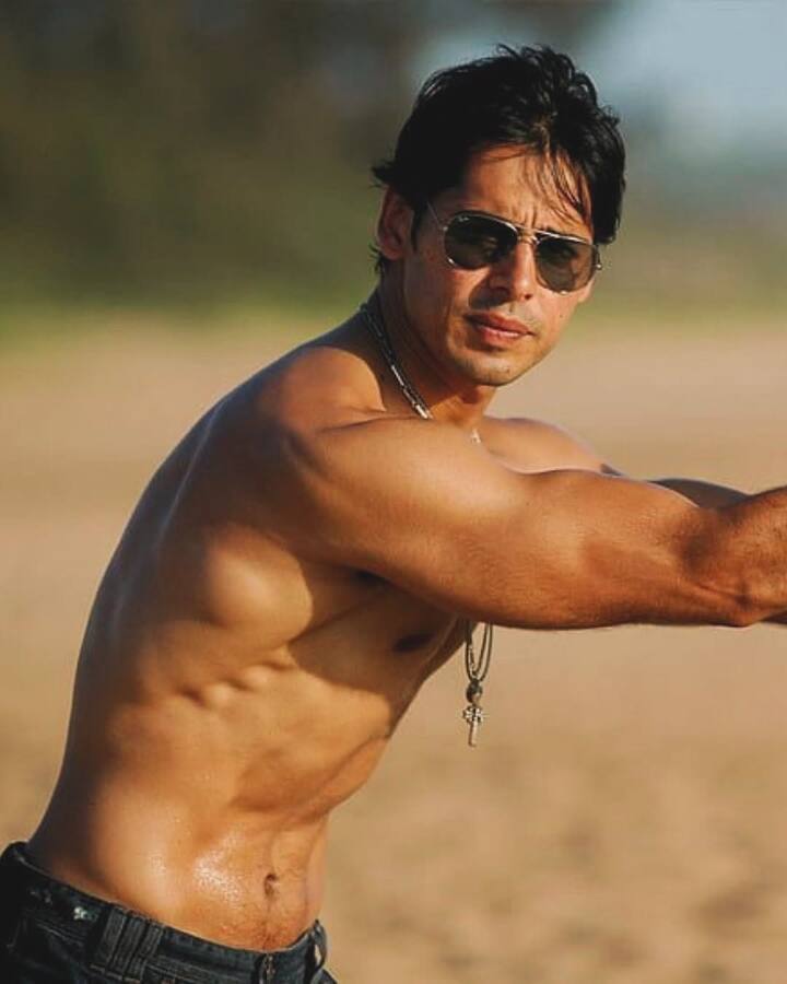 बहुत कम लोग ये बात जानते होंगे कि डीनो मोरिया ने अपना एक्टिंग करियर टेलीविजन शो 'कैप्टन व्योम' से शुरू किया था. इसके बाद उन्होंने फिल्मों में कदम रखा था.