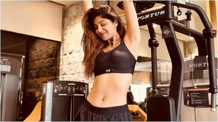 Shilpa Shetty Gym Look : వయసు అక్షరాల 49. ఒకటి తక్కువ 50. కానీ ఆమె అందం ఇంకా 20ల్లోనే ఉంది. తన ఫిట్​నెస్​తో శిల్పశెట్టి సోషల్ మీడియాలో ట్రెండ్​ని సెట్ చేస్తుంది. ఆమె ఫిట్​నెస్ సీక్రెట్స్ ఇవే.