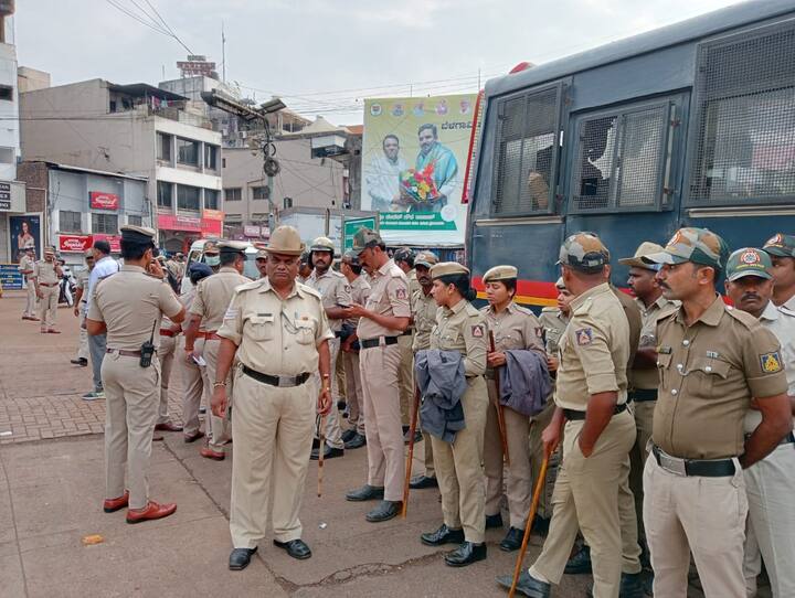 महाराष्ट्र एकीकरण समितीच्या 80 कार्यकर्त्यांवर जमाव बंदी आदेश मोडल्याबद्दल गुन्हा दाखल करण्यात आला आहे.