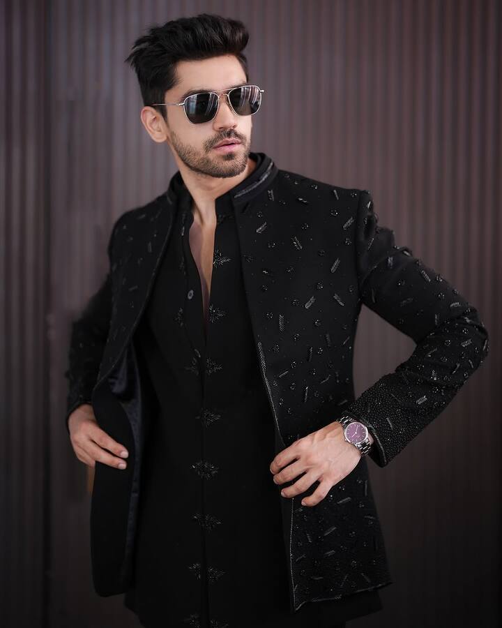 इसके अलावा एक्टर ने ‘नथ-जेवर या जंजीर’ में भी काम किया. जिसमें वो एक्ट्रेस चाहत पांडे संग नजर आए. वहीं इन दिनों एक्टर टीवी रिएलिटी शो ‘बिग बॉस 18’ में नजर आ रहे हैं. जिसमें दर्शक उन्हें काफी पसंद भी कर रहे हैं.