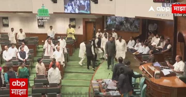 काही अपवाद वगळता अध्यक्षांची बिनविरोध निवड करण्याची परंपरा आहे, त्या परंपरेचा मान राखत आपल्या निवडीला विरोधी पक्षाच्या सदस्यांचे आणि गटनेत्यांचे आभार मानतो, असं मुख्यमंत्री देवेंद्र फडणवीस म्हणाले. (photo credit-Maharashtra vidhan sabha)