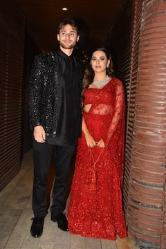 Aaliyah Wedding Party: प्री वेडिंग पार्टी में विदेशी दूल्हे शेन का हाथ थाम पहुंचीं आलिया कश्यप, खुशी ने देसी लुक से लगाए चार चांद