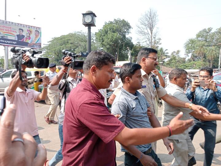 पण त्याला दाद न देता शेकडो मराठी भाषिकांनी जोरदार घोषणाबाजी करत धर्मवीर संभाजी चौक येथे आंदोलन केलं. मराठी भाषकांनी महाराष्ट्रात जाण्याची आपली इच्छा पुन्हा एकदा व्यक्त केली.