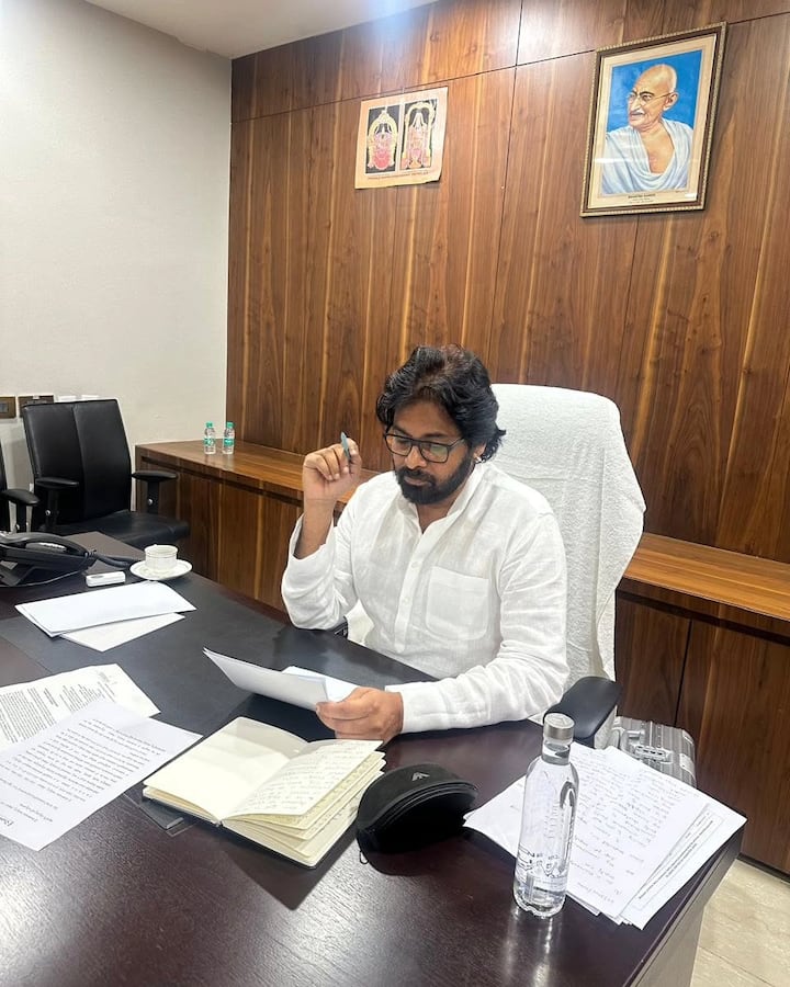 पवन कल्याण – बॉलीवुड के साथ साउथ के सुपरस्टार पवन कल्याण का नाम भी गूगल की सर्च लिस्ट में शामिल है. दरअसल ये साल एक्टर के लिए काफी खास रहा है.