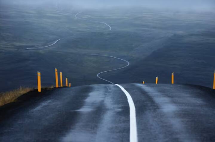 ਦੱਸ ਦਈਏ ਕਿ ਇਸ ਸੜਕ ਦੀ ਖਾਸੀਅਤ ਇਹ ਹੈ ਕਿ ਇਸ ਤੋਂ ਅੱਗੇ ਕੋਈ ਸੜਕ ਨਹੀਂ ਹੈ। ਇਹ ਸੜਕ ਨੋਰਥ ਪੋਲ ਦੇ ਇੰਨੀ ਨੇੜੇ ਹੈ ਕਿ ਸਰਦੀਆਂ ਦੇ ਮਹੀਨਿਆਂ ਦੌਰਾਨ ਇਹ ਪੂਰੀ ਤਰ੍ਹਾਂ ਬਰਫ਼ ਨਾਲ ਢੱਕੀ ਰਹਿੰਦੀ ਹੈ ਅਤੇ ਸਫ਼ਰ ਕਰਨਾ ਅਸੰਭਵ ਹੋ ਜਾਂਦਾ ਹੈ। ਇਸ ਸੜਕ 'ਤੇ ਇਕੱਲਿਆਂ ਸਫ਼ਰ ਕਰਨ ਦੀ ਮਨਾਹੀ ਹੈ ਕਿਉਂਕਿ ਇੱਥੇ ਮੌਸਮ ਬਹੁਤ ਹੀ ਅਣਹੋਣੀ ਅਤੇ ਖ਼ਤਰਨਾਕ ਹੋ ਸਕਦਾ ਹੈ।