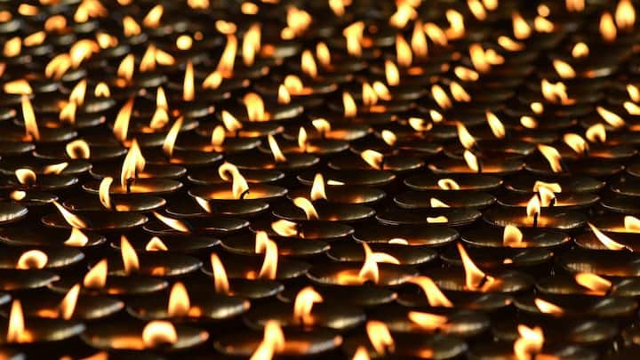 சிறியதாக வெட்டிய வாழை இலைத் துண்டுகள் அல்லது வாழை மட்டைத் துண்டுகள் அல்லது சிறிய ஊறுகாய் தட்டுகள், என இவற்றைப் விளக்குகளுக்கு அடியில் பயன்படுத்த எண் ணெய் வழிந்து தரையில் பிசுபிசுப்பு ஆகாமல் பார்த்துக் கொள்ளலாம்.