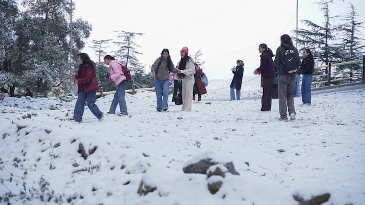 जम्मू-कश्मीर और हिमाचल प्रदेश की राजधानी शिमला और आसपास के इलाकों में रविवार को मौसम की पहली बर्फबारी हुई. सोमवार को लगातार दूसरे दिन बर्फबारी का नजारा देखने को मिला. इससे पर्यटकों के चेहरे खिल उठे, लेकिन तापमान में भरी कमी से देश के पहाड़ी इलाकों में ठंड बढ़ गई है, जोजिला इलाके में तो तापमान माइनस 20 डिग्री तक पहुंच गया है. वहीं, शिमला घूमने आए सैलानी बर्फबारी का मजा लेते दिखाई दिए. माल रोड पर सैलानियों ने कहा कि बर्फबारी देखकर अच्छा लग रहा है. यहां आकर पैसे वसूल हो गए. लाहौल में बर्फ की पतली चादर बिछ गई जिससे यातायात प्रभावित हुआ और सड़कें फिसलन भरी हो गईं.