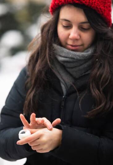 ਹੱਥਾਂ ਨੂੰ ਨਰਮ ਬਣਾਏ ਰੱਖਣ ਲਈ ਗਲਿਸਰੀਨ ਦਾ ਇਸਤੇਮਾਲ ਕਰੋ। ਇਸ ਲਈ ਅੱਧਾ ਕੱਪ ਗੁਲਾਬ ਜੈੱਲ ਲਓ ਅਤੇ ਉਸ 'ਚ ਗਲਿਸਰੀਨ ਦੀਆਂ ਕੁਝ ਬੂੰਦਾਂ ਨੂੰ ਮਿਕਸ ਕਰ ਲਓ। ਇਸ ਤੋਂ ਬਾਅਦ ਆਪਣੇ ਹੱਥਾਂ ਦੀ ਮਾਲਿਸ਼ ਕਰ ਲਓ।