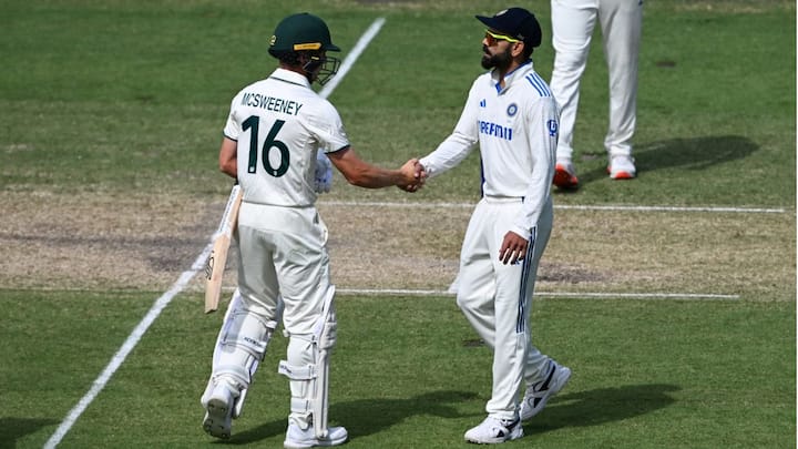 অ্যাডিলেডে পরাজয়ের পর বর্তমানে বর্ডার-গাওস্কর ট্রফি একেবারে সমতায় দাঁড়িয়ে। এই পরিস্থিতিতে দলে আরও বেশি করে তারকা বোলার মহম্মদ শামির প্রত্যাবর্তনের ডাক দিচ্ছেন ভারতীয় সমর্থকরা।