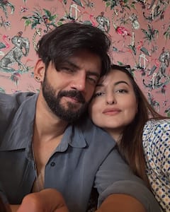 बाहों में दिए पोज, चूमे पति के गाल, सोनाक्षी सिन्हा ने जहीर इकबाल को यूं विश किया बर्थडे, तस्वीरें शेयर कर लिखा क्यूट नोट