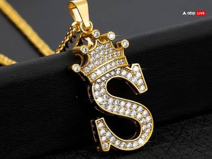 स अक्षर से जिन लोगों का नाम शुरु होता है उन लोगों को शनि देव की तरह सत्य से प्रेम होता है. ऐसे लोग झूठ का साथ नहीं देते है और ना ही झूठ बोलने वाले लोग ऐसे लोगों को पसंद होते हैं.