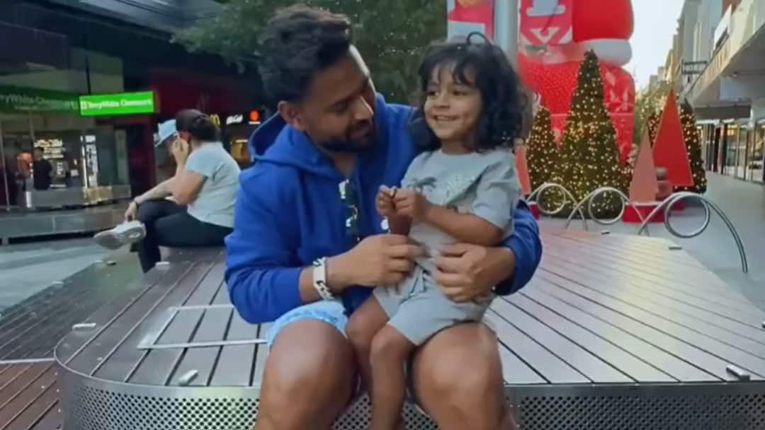 Watch: एडिलेड में ऋषभ पंत ने नन्हीं परी पर बरसाया प्यार, वीडियो देख आपका भी बन जाएगा दिन Rishabh Pant cute moment with little girl in Australia Adelaide after IND vs AUS 2nd Test Watch video Watch: एडिलेड में ऋषभ पंत ने नन्हीं परी पर बरसाया प्यार, वीडियो देख आपका भी बन जाएगा दिन