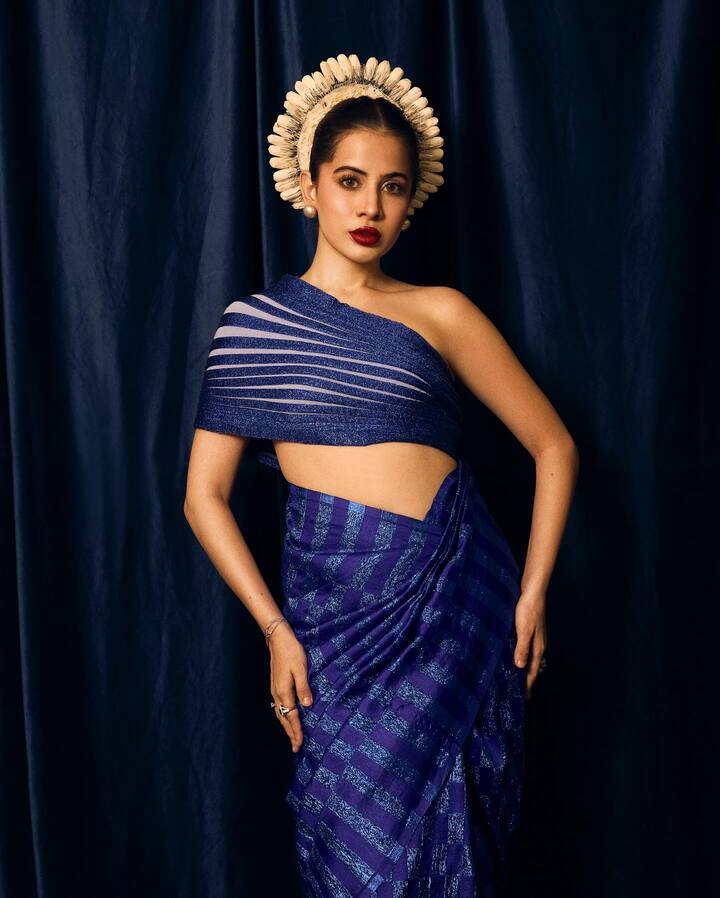 क्वीन व्हाइब्समधून बाहेर पडून, उर्फीने  गडद निळ्या रंगाची साडी निवडली, जी तिने गाऊनसारखी स्टाईल केली होती.