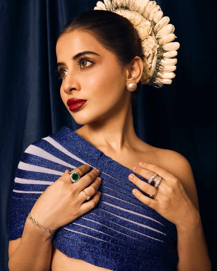 उर्फी जावेद काल रात्री एका कार्यक्रमात दिसली. यावेळी तिने ब्लाउज नसलेली साडी घातली होती, ज्यामध्ये ती खूप सुंदर दिसत होती .