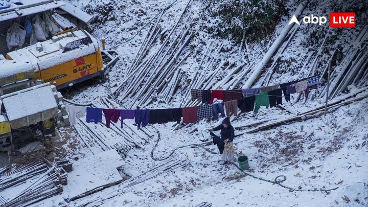 जम्मू कश्मीर के कई इलाकों में कोल्ड वेव और बर्फबारी हुई है. हिमाचल में भी सोमवार को इस सीजन की पहली बर्फबारी हुई, जिसके कारण दो राष्ट्रीय राजमार्गों सहित लगभग 15 सड़कें बंद कर दी गईं. उत्तराखंड में भी बर्फ की एक परत जमी देखी गई.