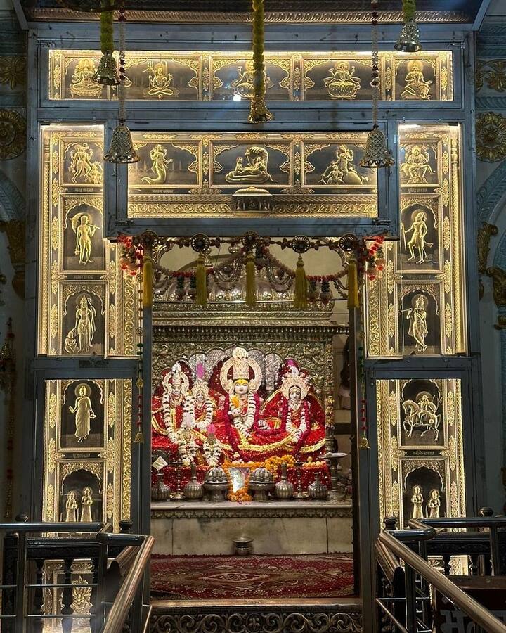 या फोटोंवर सोनालीने कॅप्शन देत म्हटलं की, सोनेरी दिवे, पवित्र मंत्र आणि शरयूचा काठ...जय श्री राम..!