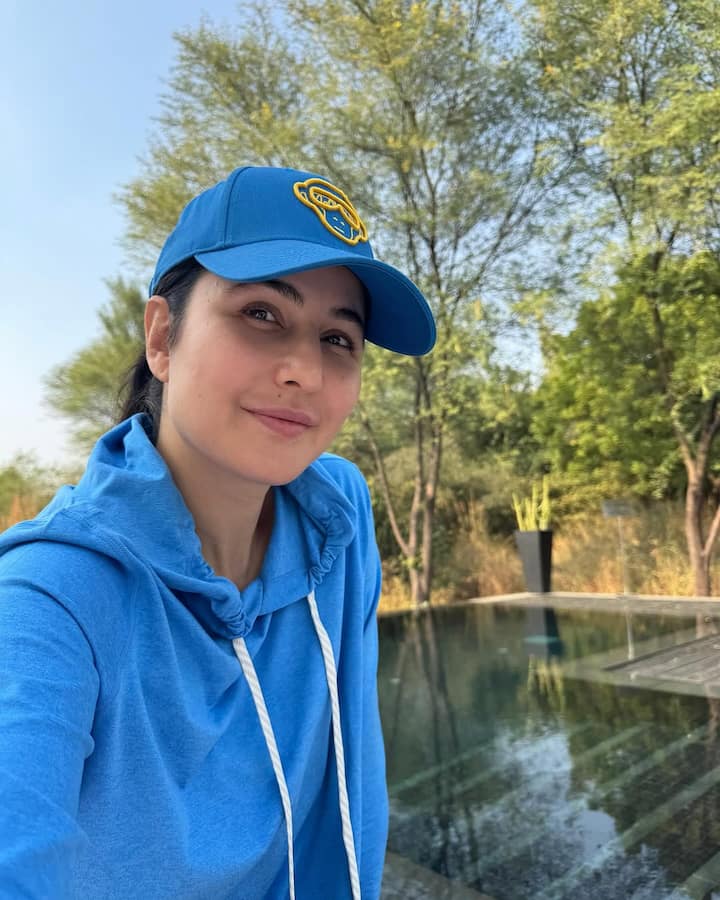 Katrina has also shared some of her selfies with it. In which she is looking very cute. Katrina always looks beautiful in simple looks.