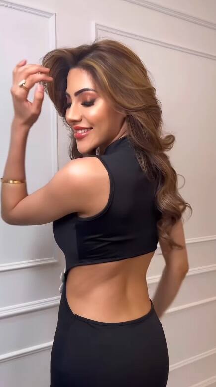 ફ્લાવર પ્રિન્ટ ડ્રેસમાં નિક્કીના શાનદાર પૉઝ