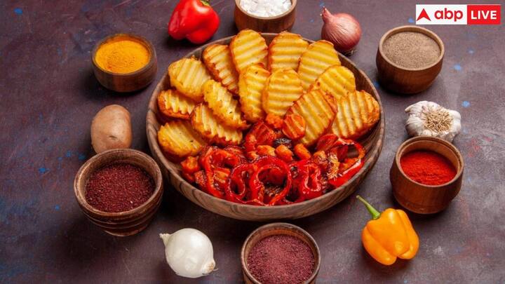 चार टेबल और चार आइटम वाली एक छोटी सी चाट की दुकान के रूप में शुरू हुआ - सभी की कीमत चार आना थी - एक मल्टी-आउटलेट रेस्तरां श्रृंखला में बदल गया है जिसका मासिक कारोबार ₹4 करोड़ को छू रहा है. स्वाति स्नैक्स की स्थायी सफलता का रहस्य? घर के बने स्वाद, अटूट गुणवत्ता और परिवार द्वारा संचालित दृष्टिकोण के प्रति प्रतिबद्धता जो हर ग्राहक को एक प्रिय अतिथि की तरह मानता है.