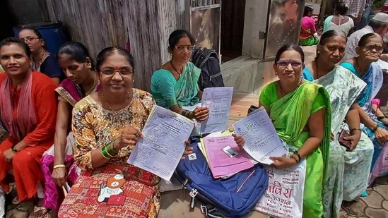 महिलाओं के लिए इस साल लॉन्च हुईं ये जबरदस्त योजनाएं, हर महीने मिल रहा फायदा