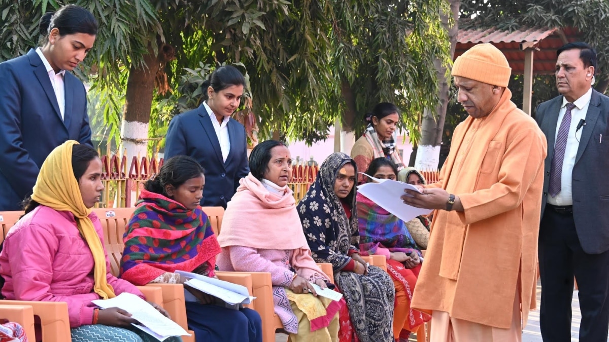 सीएम योगी ने अधिकारियों से कहा- ‘जन समस्याओं के निराकरण में लापरवाही बर्दाश्त नहीं की जाएगी’