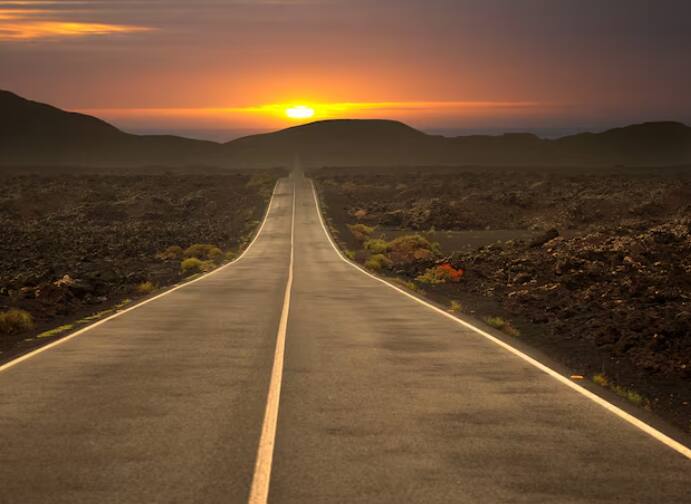 ਬਹੁਤ ਹੀ ਖ਼ਤਰਨਾਕ ਜਗ੍ਹਾ ਹੋਣ ਕਰਕੇ ਅਤੇ ਮੌਸਮ ਵਿੱਚ ਤੇਜ਼ੀ ਨਾਲ ਬਦਲਾਅ ਹੋਣ ਕਰਕੇ ਇਸ ਸੜਕ 'ਤੇ ਇਕੱਲੇ ਜਾਣ ਦੀ ਮਨਾਹੀ ਹੁੰਦੀ ਹੈ ਅਤੇ ਜੇਕਰ ਕੋਈ ਇਸ ਸੜਕ 'ਤੇ ਸਫ਼ਰ ਕਰਦਾ ਹੈ ਤਾਂ ਉਸ ਨੂੰ 3 ਤੋਂ 4 ਵਿਅਕਤੀਆਂ ਨੂੰ ਨਾਲ ਲੈ ਕੇ ਜਾਣ ਦੀ ਸਲਾਹ ਦਿੱਤੀ ਜਾਂਦੀ ਹੈ।