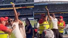 एडिलेड में भारतीय फैन ने हवा में लहराया 'सैंडपेपर', तुरंत स्टेडियम से निकाल दिया बाहर