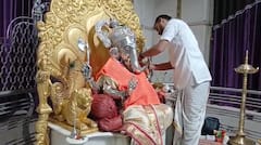 Nashik : नाशिकमध्ये हुडहुडी, चांदीच्या गणपतीला स्वेटर अन् शॉल घातली; बाप्पाच्या दर्शनासाठी भाविकांची गर्दी, पाहा PHOTOS