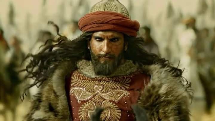 अलाउद्दीन खिलजी के रोल में रणवीर ने अपनी बेहतरीन एक्टिंग स्किल्स साबित कीं. उन्होंने एक मुश्किल और हिंसक किरदार को इतनी परफेक्शन से निभाया कि ये साबित हो गया कि वो एक शानदार एक्टर हैं.