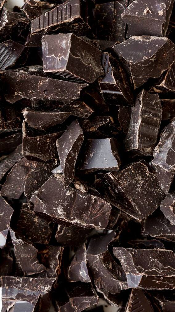 थोडंच खा, पण दररोज खा; चॉकलेटचे आरोग्यदायी फायदे!