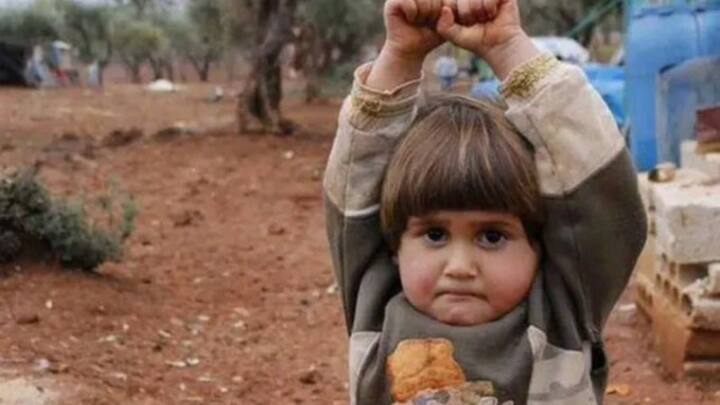 बस इसके बाद क्या था, मासूमियत को जोड़ते हुए इस बच्ची ने अपने दोनों हाथों को ऊपर करके स्थिर कैमरे में कैमरे लगाए, मनों कह रही हो, नहीं मुझे गोली मत मारो। ये वो तस्वीर थी जिसे अमेरिका के लोगों के अंतिम खंजर पर दिखाया गया था।