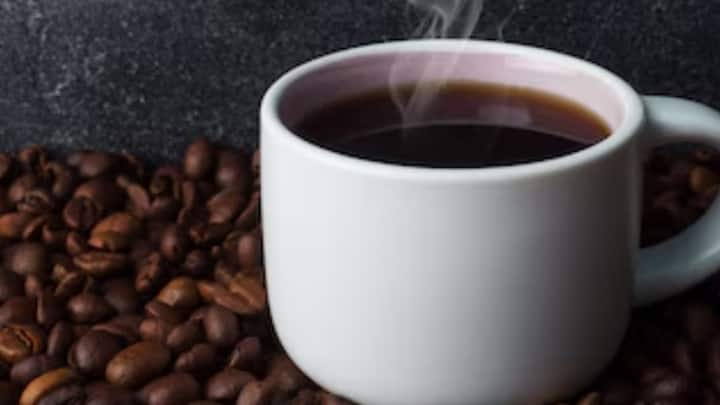 Longer Life with Coffee: আয়ুবর্ধক পানীয় কফি, বিষয়টি না কি উপেক্ষিত ছিল এতদিন? ছবি: ফ্রিপিক।