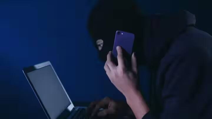 ડિજિટલ અરેસ્ટ એ એક નવા પ્રકારનું કૌભાંડ છે. આમાં જે વ્યક્તિ છેતરાય છે. તેનો વીડિયો કૉલ દ્વારા સંપર્ક કરવામાં આવે છે, તેને ડરાવવામાં આવે છે અને કલાકો સુધી અને કેટલાક કિસ્સાઓમાં દિવસો સુધી ઘરે રહેવા માટે કહેવામાં આવે છે. અને આ સિસ્ટમને ડિજિટલ અરેસ્ટ કહેવામાં આવે છે.