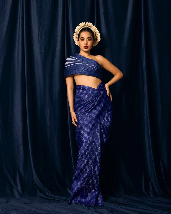 उर्फी जावेद सोशल मीडियावर सक्रीय असते. ती वेगवेगळ्या कपड्यांमधील तिच्या पोज टाकत असते.