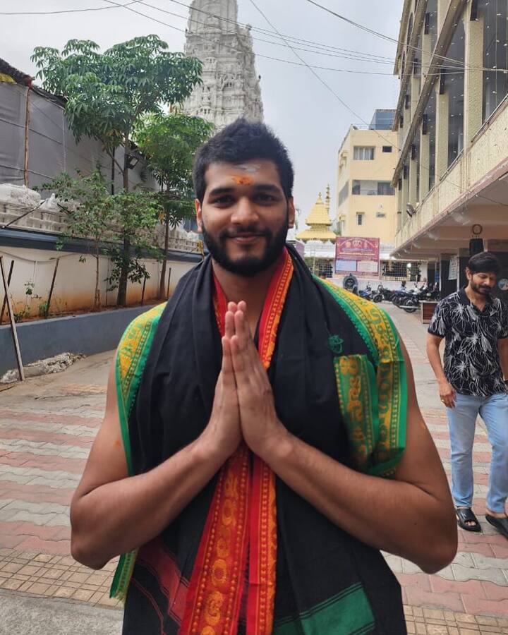 ETV Prabhakar Son Chandrahas Photos: నటుడు ప్రభాకర్ తనయుడు చంద్రహాస్ అయ్యప్ప మాల వేశారు. సోమవారం మాలధారణ తీసుకున్న ఫోటోలను ఆయన సోషల్ మీడియాలో షేర్ చేశారు. (Image Courtesy: chandrahass8 / Instagram)