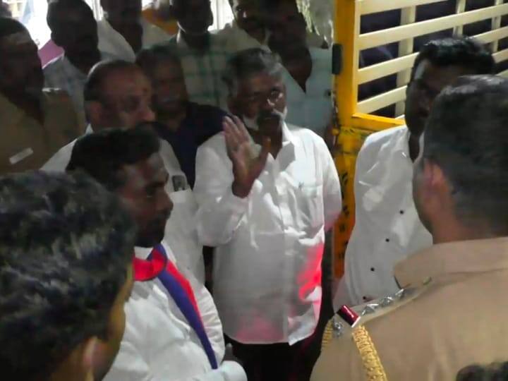 கரூரில் தலைமை தபால் பார்சல்களை திருச்சிக்கு எடுத்துச் செல்ல அனைத்து கட்சியினர் எதிர்ப்பு