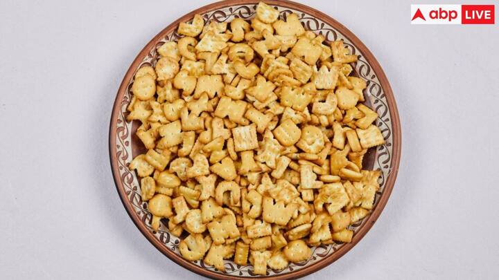 स्वाति स्नैक्स ने उल्लेखनीय पहचान अर्जित की है. इसे एशिया के 50 सर्वश्रेष्ठ रेस्टोरेंट द्वारा एसेंस ऑफ़ एशिया संग्रह में शामिल किया गया है. रविंदर भोगल और प्रतीक साधु जैसे मिशेलिन-स्टार शेफ ने रेस्टोरेंट की प्रशंसा की है. और हाल ही में जब एप्पल के सीईओ टिम कुक को स्टोर में वड़ा पाव का आनंद लेते हुए फोटो खिंचवाते हुए देखा गया, तो इसने अंतरराष्ट्रीय स्तर पर ध्यान आकर्षित किया.