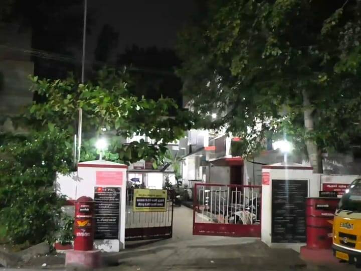 கரூரில் தலைமை தபால் பார்சல்களை திருச்சிக்கு எடுத்துச் செல்ல அனைத்து கட்சியினர் எதிர்ப்பு