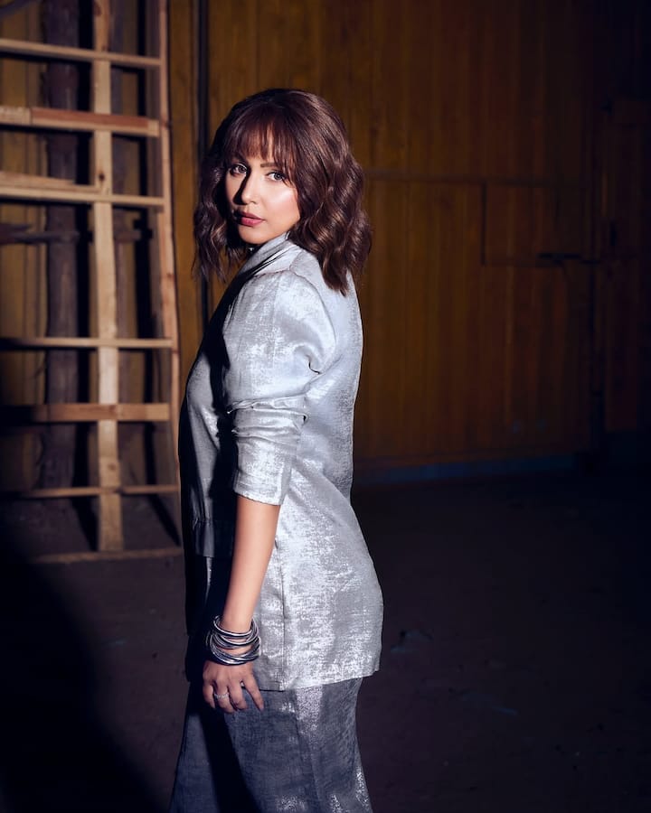 हिना ने अपने कैंसर की जानकारी खुद सोशल मीडिया पर एक इमोशनल पोस्ट शेयर करके दी थी. इस पोस्ट में उन्होंने कई तस्वीरें भी जोड़ी. जिसमें वो अपनी मां की गोद में नजर आई.