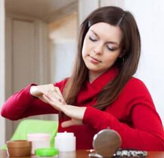 ਸਰਦੀਆਂ 'ਚ ਹੱਥਾਂ ਨੂੰ ਖੁਸ਼ਕੀ ਤੋਂ ਬਚਾਉਣ ਦੇ ਲਈ ਕਰੋ ਇਹ ਕੰਮ, ਅਪਣਾਓ ਇਹ ਘਰੇਲੂ ਨੁਸਖੇ